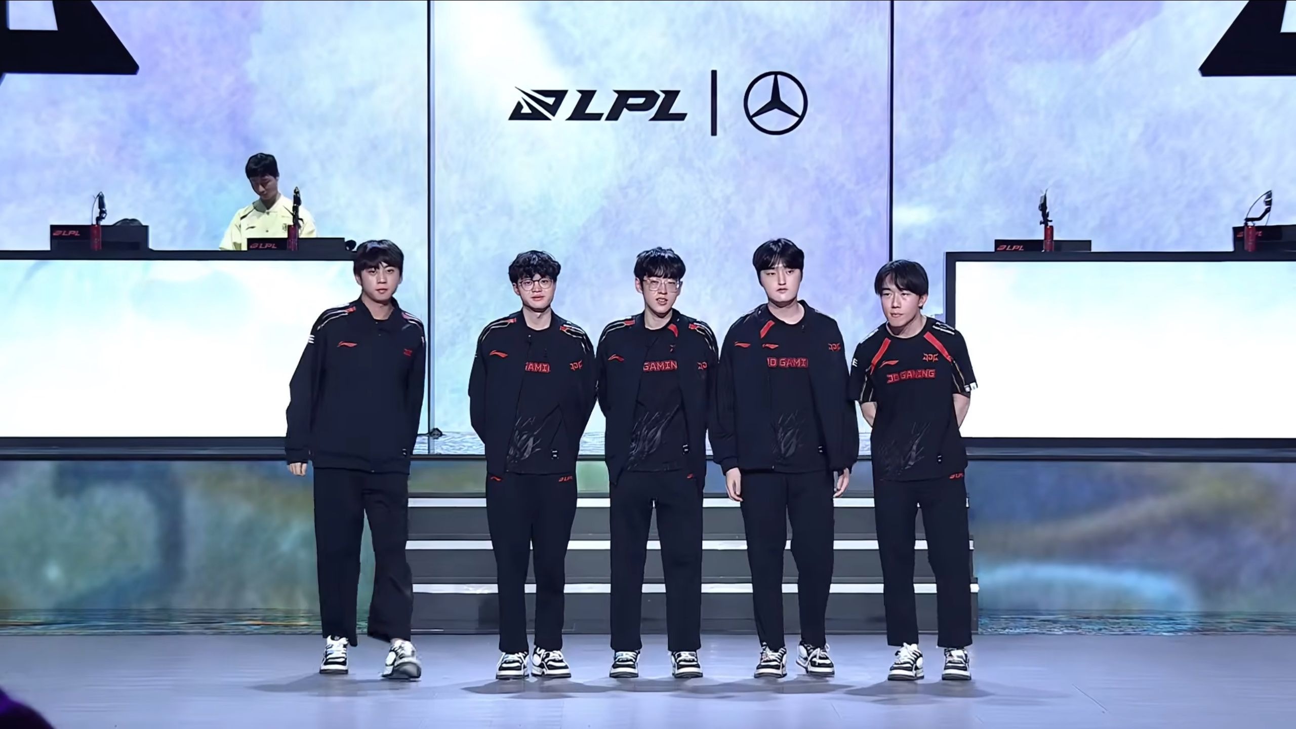 开云体育-包含HKA翻盘JDG，Zeus制霸全场的词条